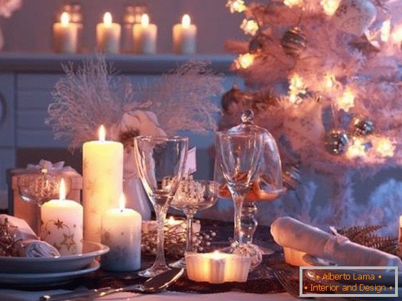 Прекрасна новогодишна маса - слика за инспирација со украси