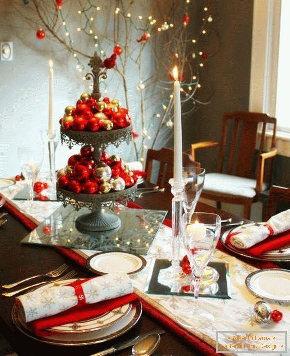 Интересна декорација на новогодишната маса со Божиќни топки