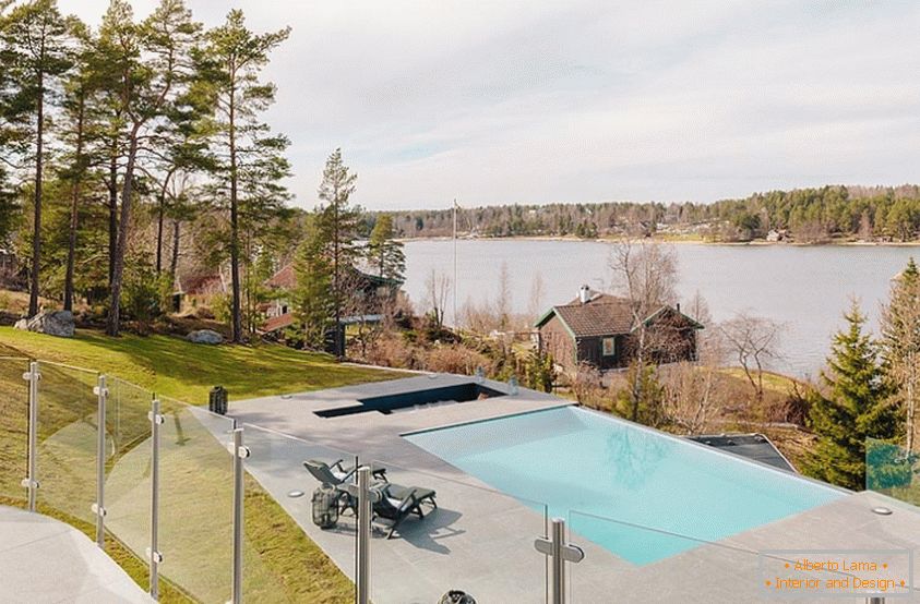Поглед од прозорецот на луксузна вила во Шведска