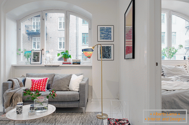 Дневна соба и спална соба на мал стан во скандинавски стил