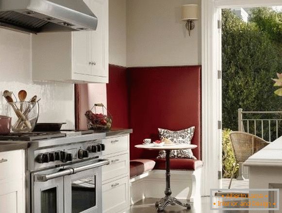 Јадење во кујната - дизајн со црвени и бели тонови