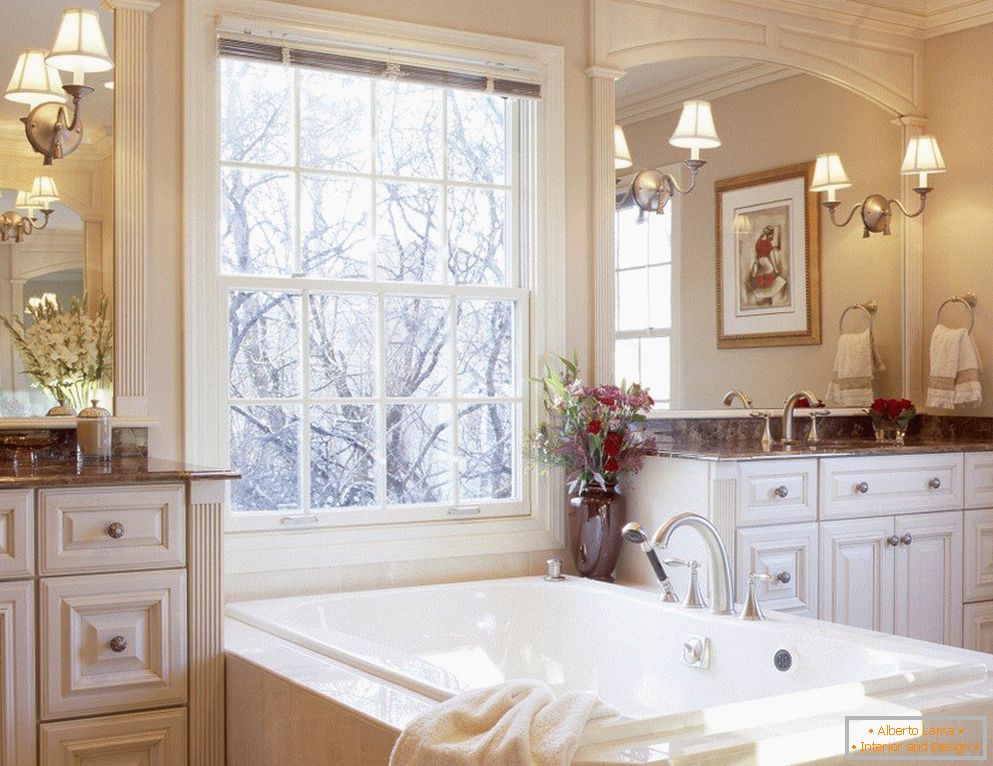 Внатрешни работи во класичен стил со бања од прозорецот