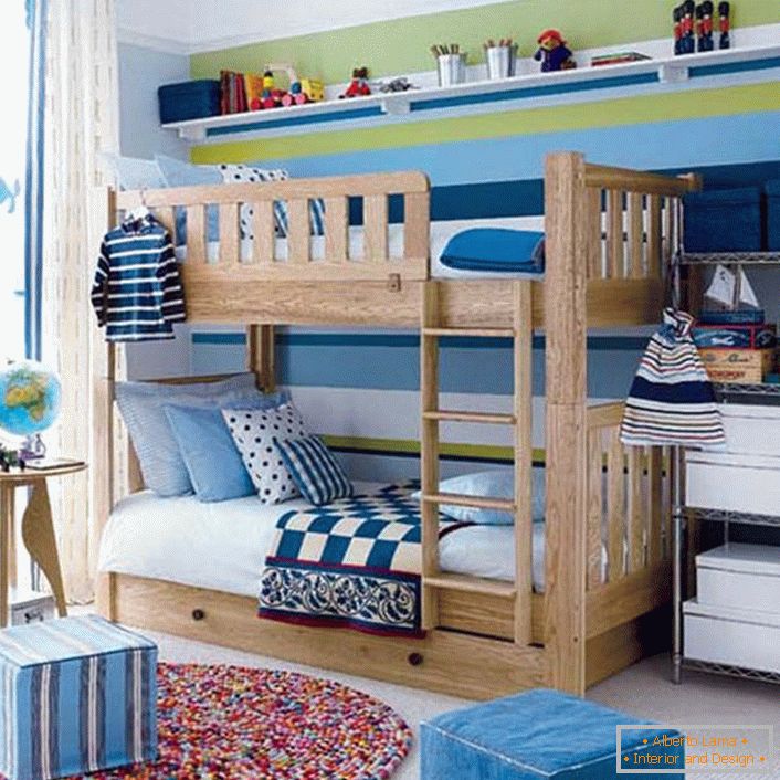 Мала детска соба за момчиња е украсена во скандинавски стил.