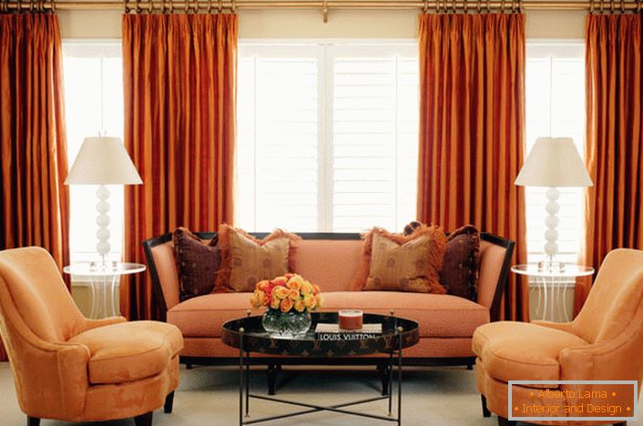 Пример за идеална комбинација на проѕирни римски завеси и тешки таписерии завеси под бојата на внатрешноста на дневната соба и мебелот.
