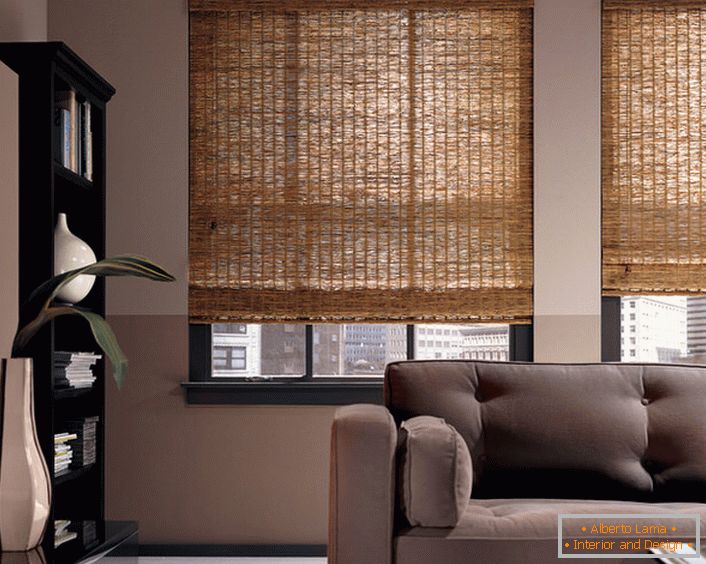 Подигање завеси направени од бамбус - нестандардна верзија на дизајнот на ентериер на модерна пространа дневна соба или канцеларија.