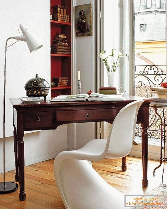 Стилска комбинација на класичен и модерен мебел