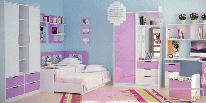 Бледо розова во комбинација со бело е погодна за украсување на модуларен мебел за млада дама. Завршувањето на ѕидовите на сина боја позитивно се фокусира на мебелот.