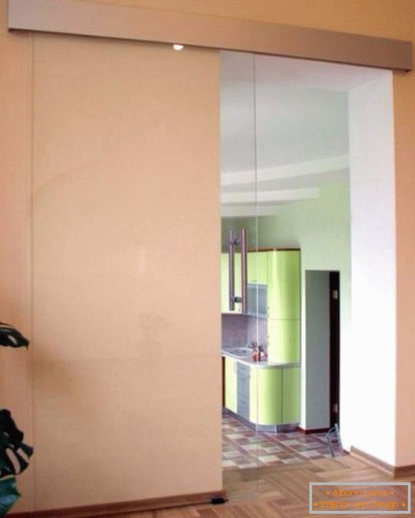Транспарентна стаклена врата во кујната - лизгачка опција