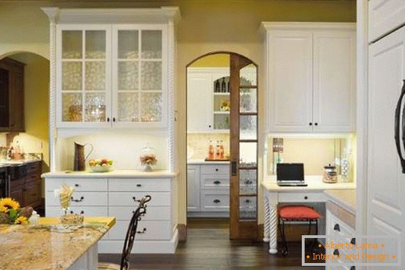 Лизгачки врати во кујната - слика во внатрешен дизајн