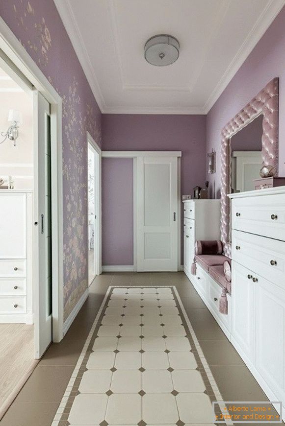 Виолетова позадина во сликата за дизајнот на ходникот