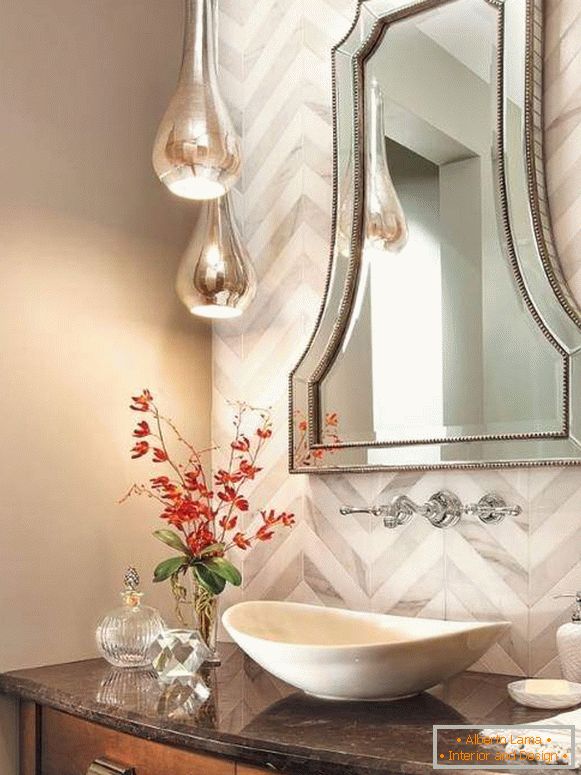 Класично огледало над мијалникот во бањата