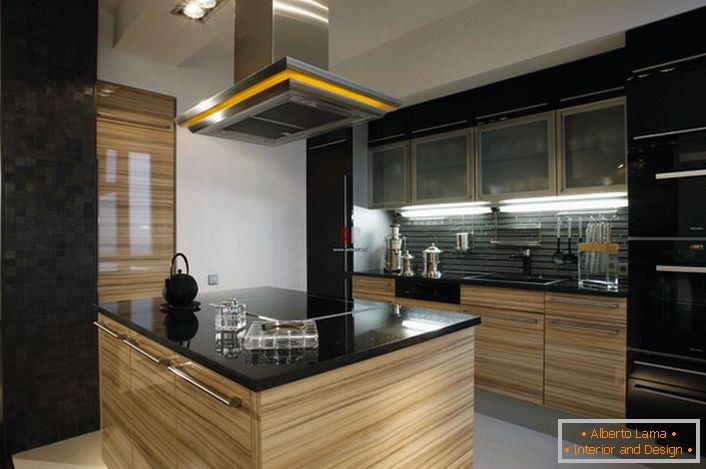 Кујни во стилот на минимализмот се атрактивни со правилно планирање. Посебна карактеристика на стилот е поставување на работната површина на кујната во центарот на просторијата.