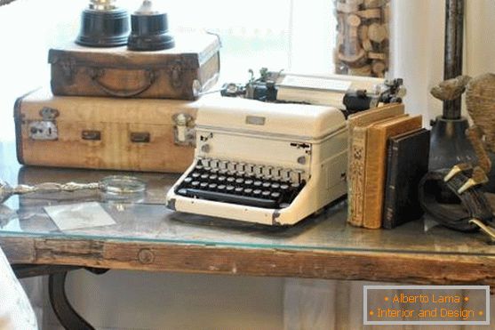 Гроздобер стил декор: куфери, книги, машина за пишување