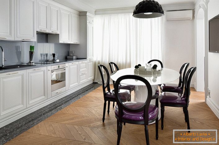 Бела внатрешна кујна со акценти на темно сива во еклектичен стил. Интересни столици со проѕирни грб и пурпурна мека тапацир.