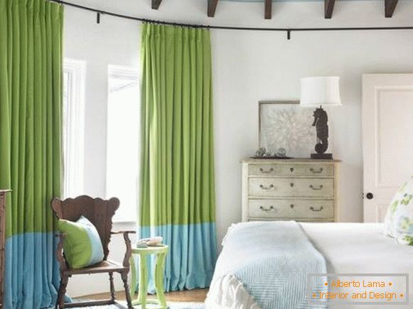 Убава спална соба во сина со зелена боја