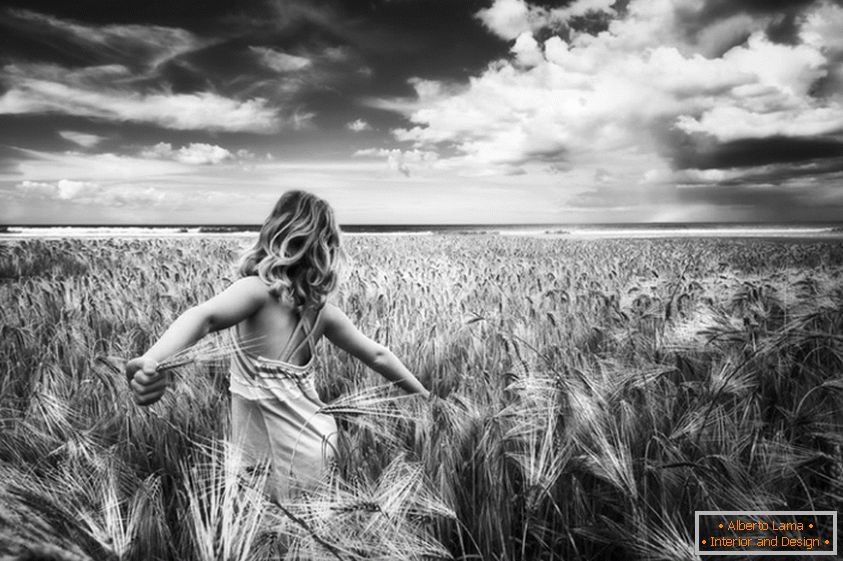 Црна и бела слика на девојка во поле на пченица