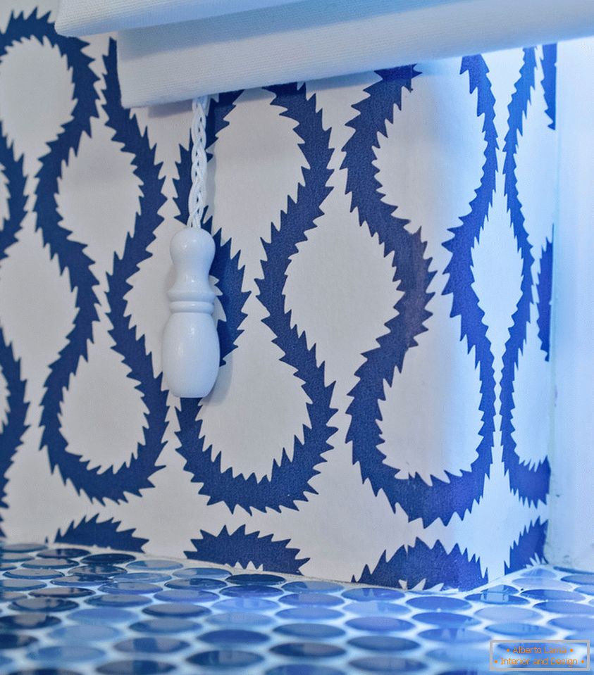 Сино и бело декорација на мала бања