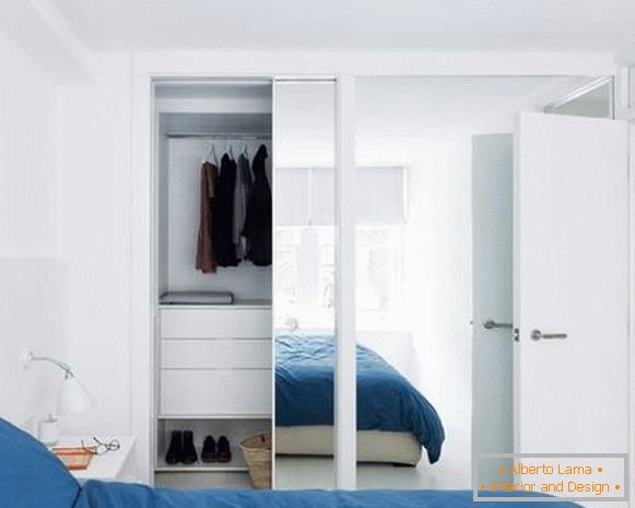 Вградени гардероби во преградата - бела гардероба во спалната соба