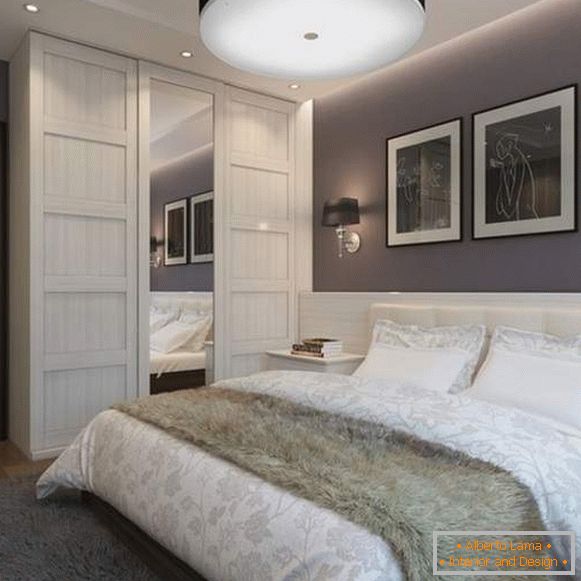 Вграден гардероба во спалната соба во модерен стил со огледало и осветлување