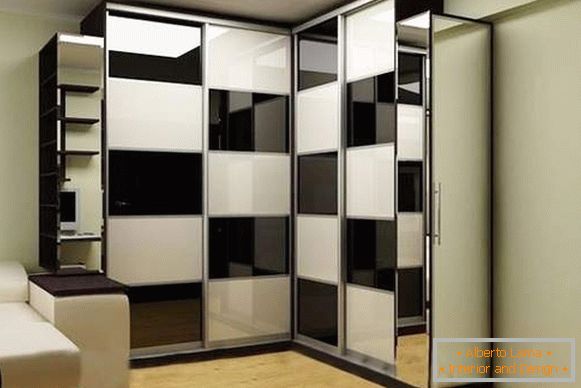 Катче вградени гардероби во одделот во дневната соба црно-бело