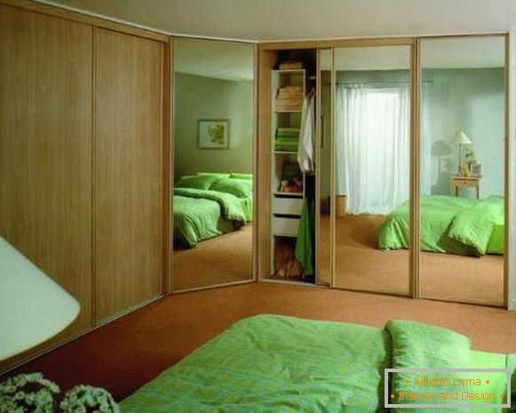 Вграден вграден гардероб во спалната соба со огледни врати