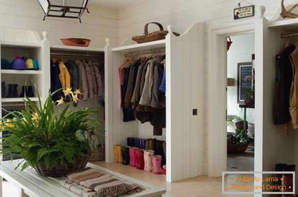 Идеја за складирање на работи во ходникот: вградени гардероби