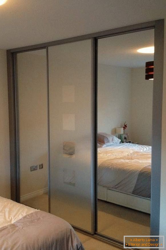 Изберете огледална вградена гардероба во спалната соба