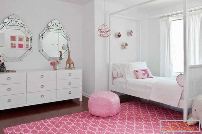 Класична бела и розова декорација на собата на мала мода.