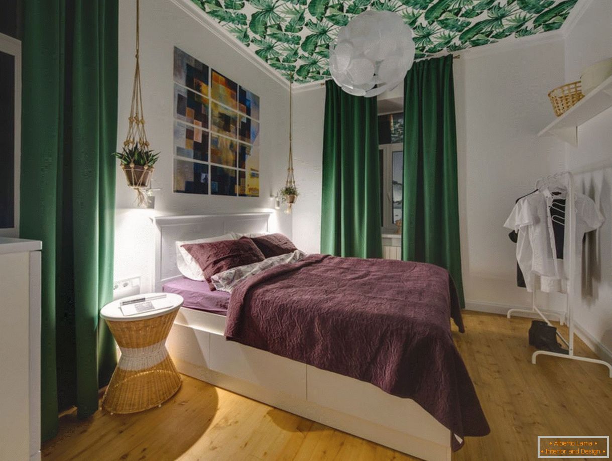 Зелени завеси во спалната соба