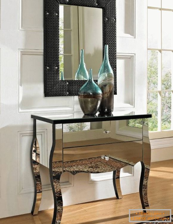 Комбинацијата на мебел од огледало и црна декор