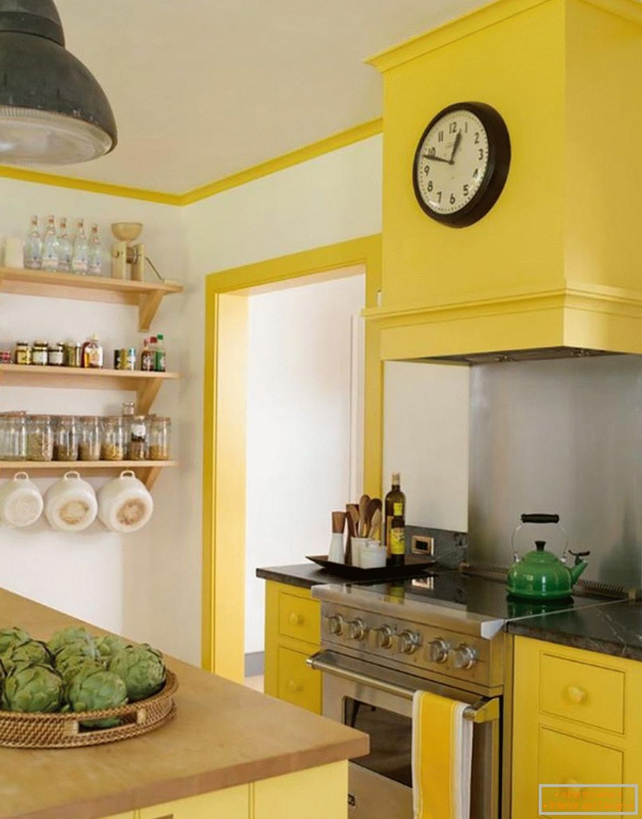Комбинацијата на бели, сиви и жолти бои во кујната