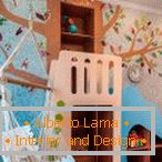 Детска соба со импровизирана лежалка и дрво на ѕидот