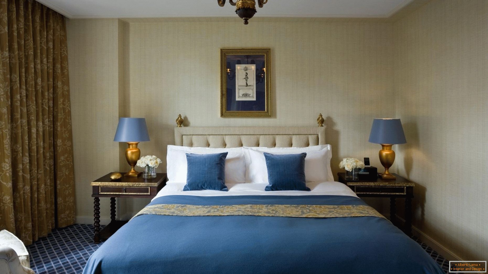 Сини и златни нијанси во внатрешноста на спалната соба