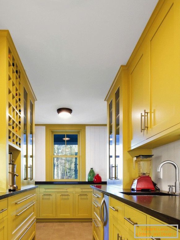 Кујна со светло жолт мебел
