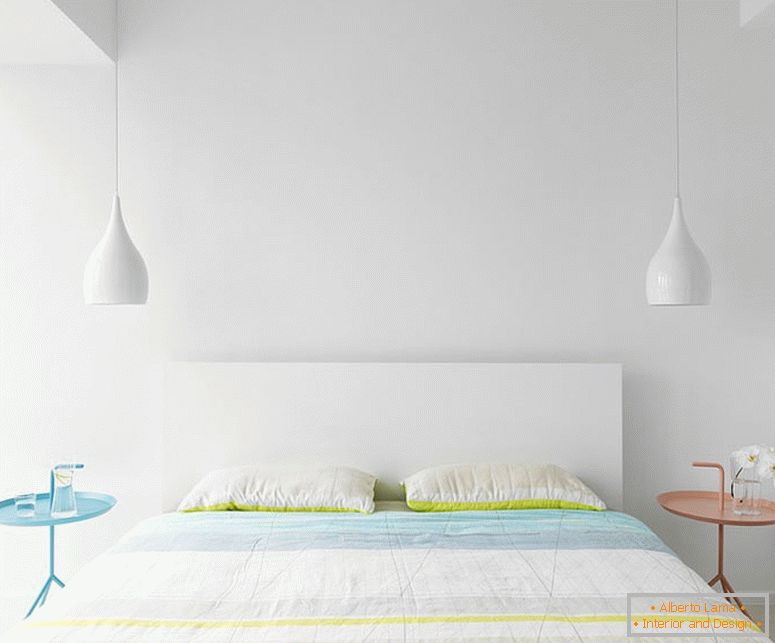 Луксузна бела спална соба во минималистички стил