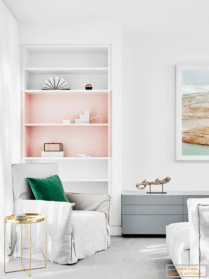 Пастелни бели тонови во комбинација со розова боја во внатрешноста на спалната соба
