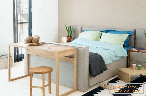 Едноставен мебел во спалната соба