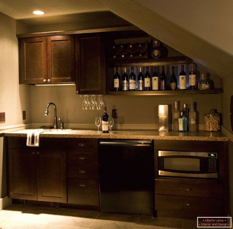 Стилски модерен ентериер на мини кујна во темна боја