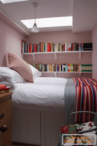 Книга полици во мала спална соба