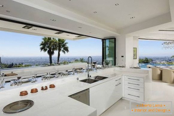 Дизајн на бела кујна со луксузен поглед