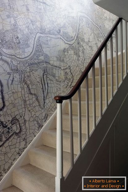 необичен дизајн на ѕидот со карта на Лондон