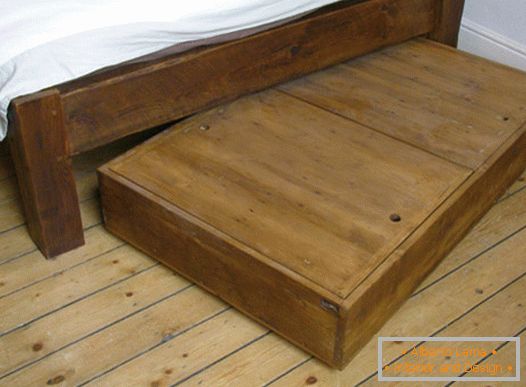 Дрвена кутија под креветот