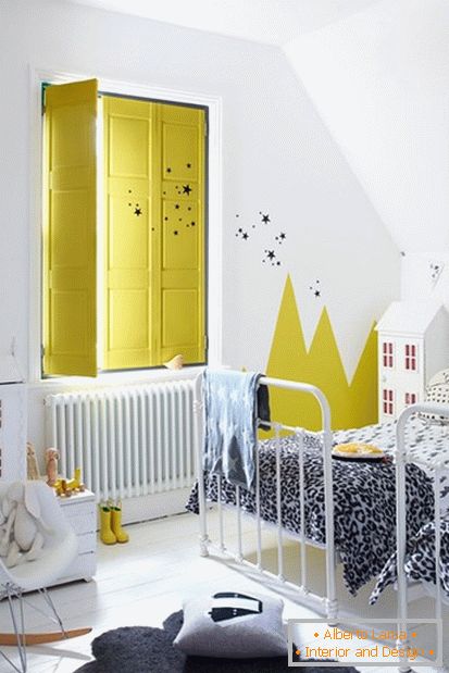 Светло жолти бои во соба за бели деца