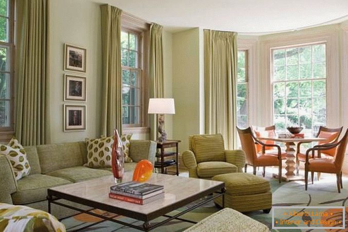 Стилскиот дизајн на дневната соба со зелени и портокалови елементи