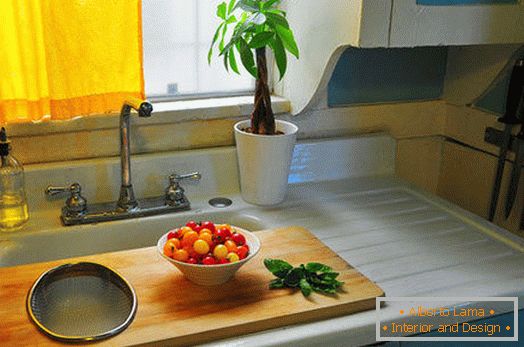 Сечење на таблата на кујнскиот мијалник