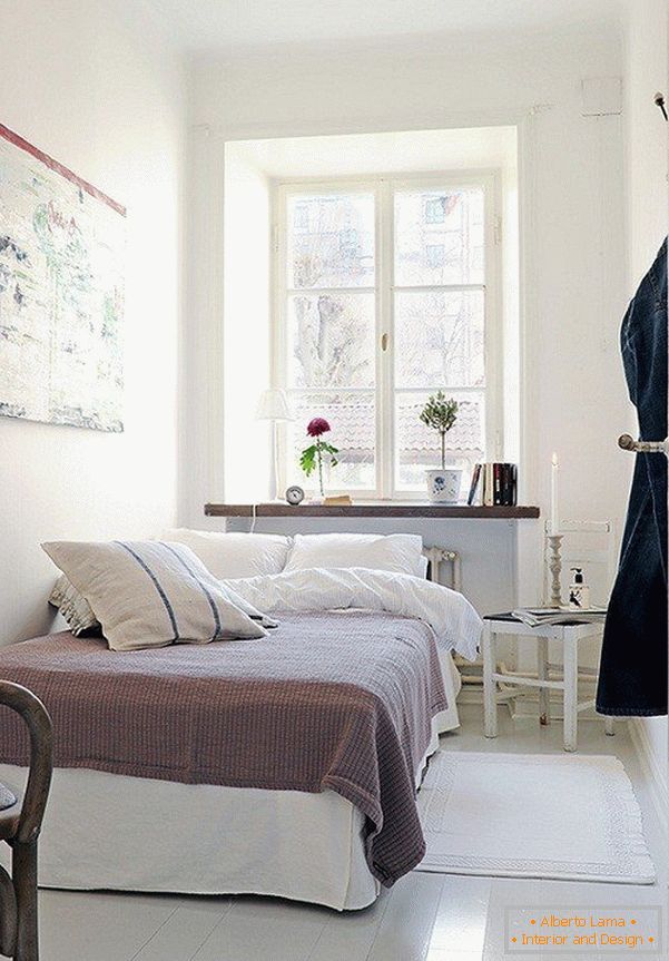 Тесна спална соба с окном