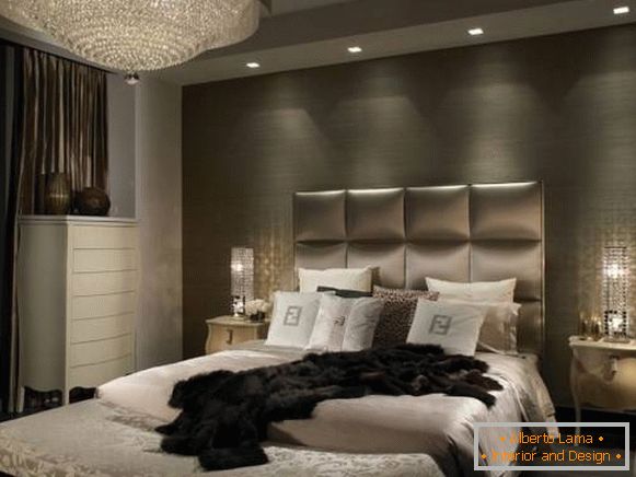 Класичен лустер и вградени светилки во дизајнот на спалната соба