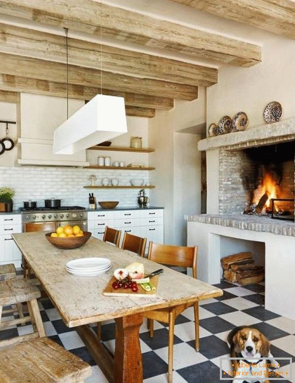 Уютна кујна со камин во рустикален стил