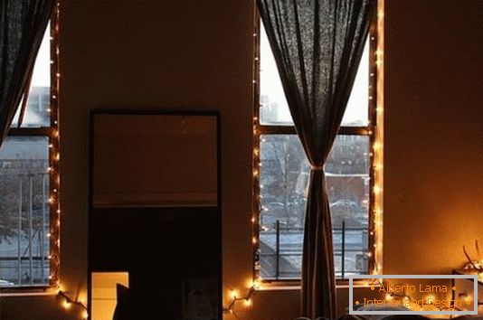 Стилски прозорци со задно осветлување во спалната соба