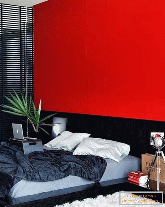 Црвениот ѕид како главен акцент во спалната соба